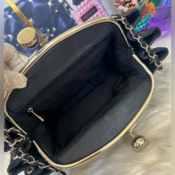 New Listing!!!
Elegant Black Quilted Genuine Leather Handbag - Picture 6 of 9